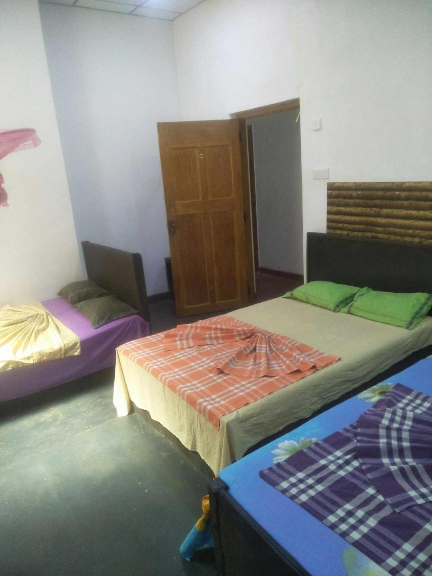 Bathiya Tourist Guest Anuradhapura Hotell Exteriör bild